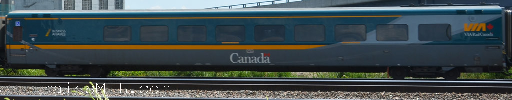Passenger car VIA 3472 right side with new colors  / Wagon de passager VIA 3472 coté droit avec nouvelle couleurs